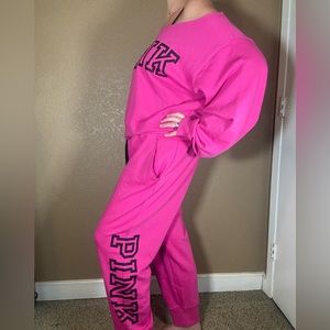 FLEECE CROPPED SWEATSHIRT PAIRED WITH FLEECE EVERYDAY JOGGER CLASSIC SWEATPANTS